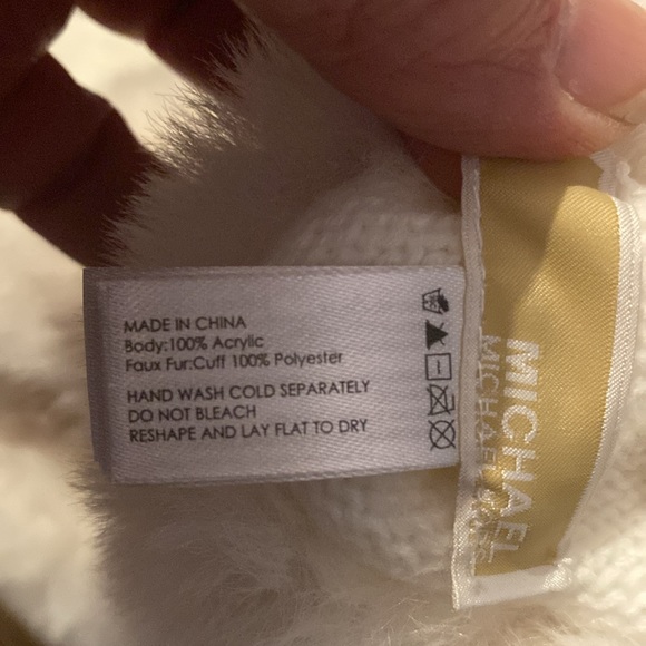 Michael Kors ladies knit gloves with faux fur cuff - Picture 5 of 5